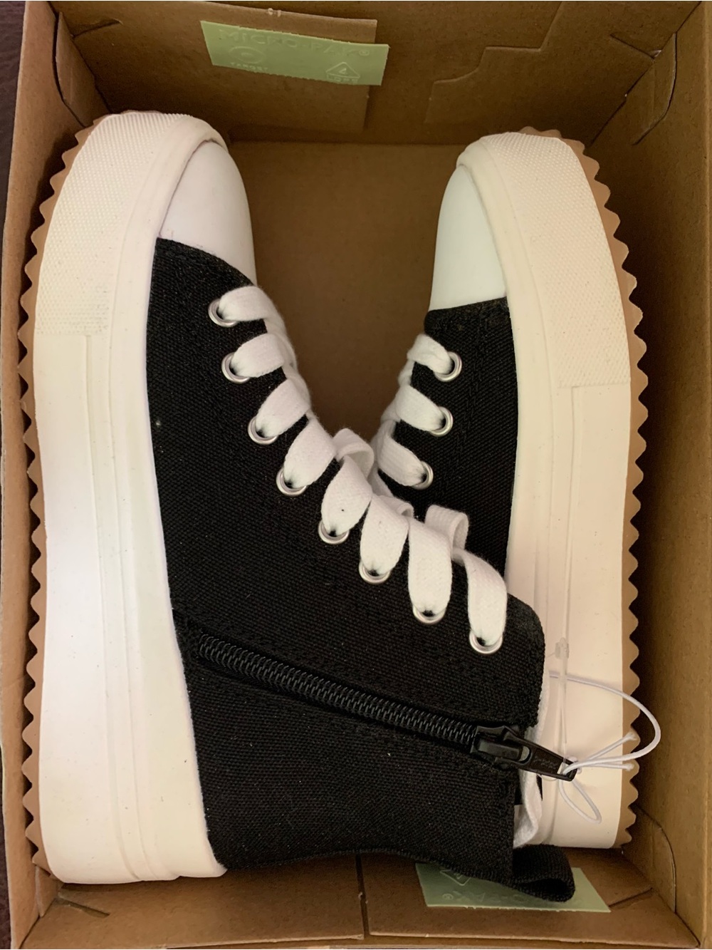 Art Class NWT’s little kids (unisex) size 1 Black/Blakely high top sneakers
